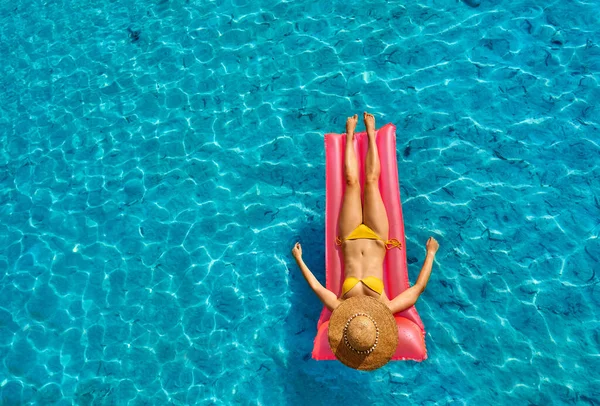 Kobieta Relaksująca Się Nadmuchiwanej Macie Plaży — Zdjęcie stockowe