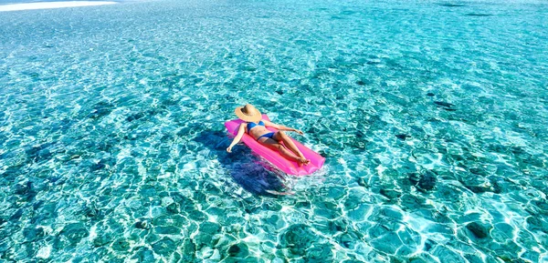 Mujer Relajándose Alfombra Inflable Flotar Playa — Foto de Stock