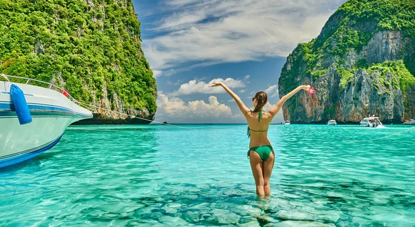 Frau Wunderschöner Lagune Auf Der Insel Phi Phi Ley — Stockfoto