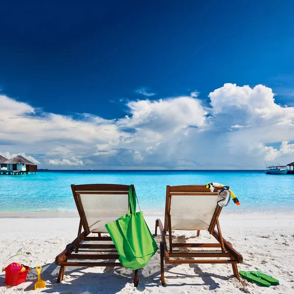 Praia Tropical Com Espreguiçadeiras Nas Maldivas — Fotografia de Stock