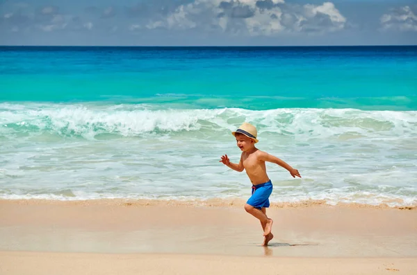 ビーチを走っている3歳の幼児の少年 セーシェルでの夏休み — ストック写真