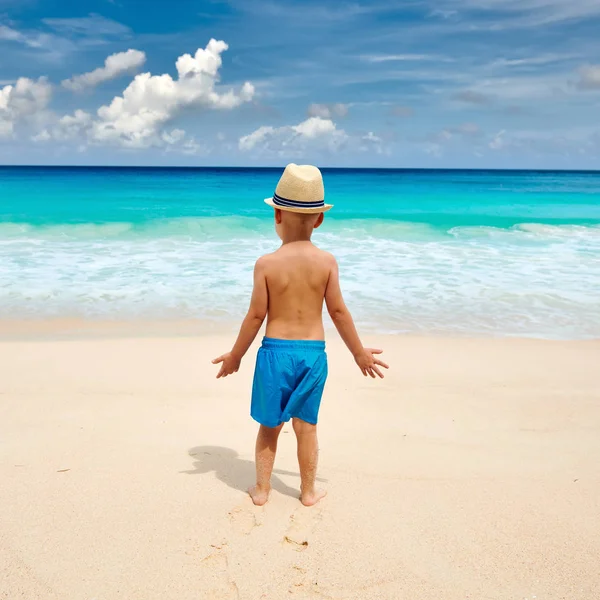 ビーチを歩いている3歳の幼児 セーシェルでの夏休み — ストック写真