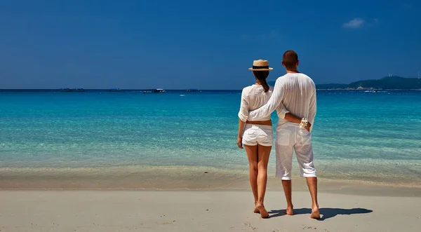 Pasangan Berbaju Putih Pantai Tropis — Stok Foto
