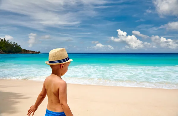 Treårig Pojke Som Går Stranden Sommar Familjesemester Seychellerna Mahe — Stockfoto