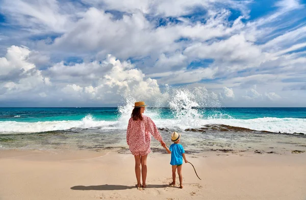 Trzyletni Chłopiec Plaży Matką Letni Wypoczynek Rodzinny Seszelach Mahe — Zdjęcie stockowe