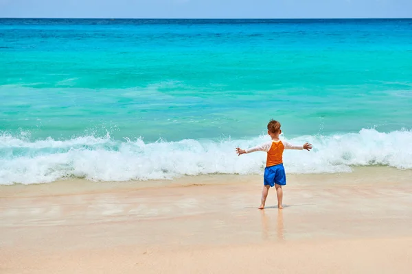 ビーチで3歳の幼児の少年 セーシェルでの夏休み — ストック写真