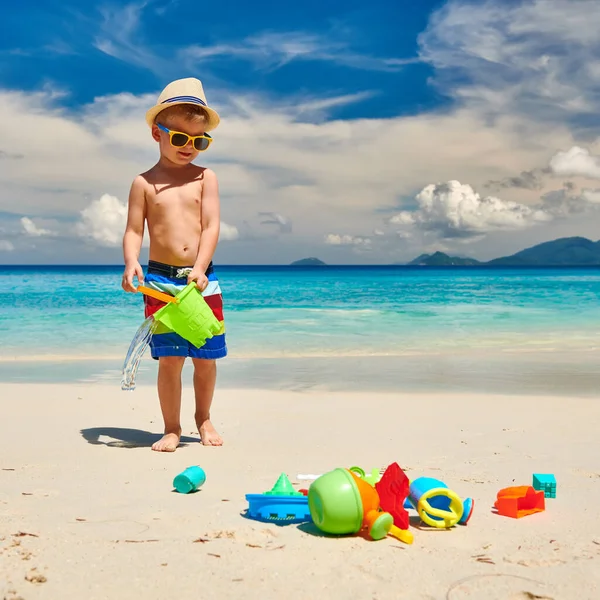 三岁小孩在海滩上玩海滩玩具 在塞舌尔马埃的夏季家庭假期 — 图库照片