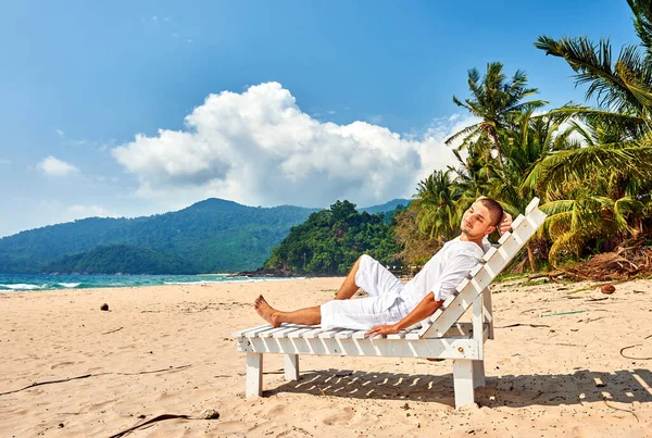 Muž Bílém Odpočívá Soláriu Tropické Pláži Ostrově Tioman Malajsii — Stock fotografie