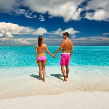 Maldivler de tropikal bir plajda couple