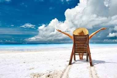 Boracay, Filipinler 'de tropik bir plajda şapkalı bir kız.