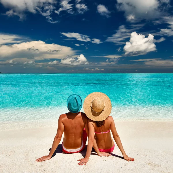 Coppia Una Spiaggia Tropicale Alle Maldive — Foto Stock