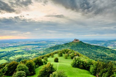 Hilltop Hohenzollern Kalesi Swabian Alpleri 'nde dağın tepesinde, Baden-Wurttemberg, Almanya