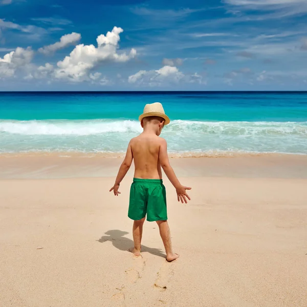 ビーチを歩いている3歳の幼児 セーシェルでの夏休み — ストック写真