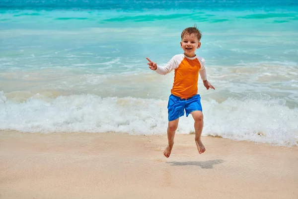 Rapaz Três Anos Correr Praia Férias Família Verão Seychelles Mahe — Fotografia de Stock