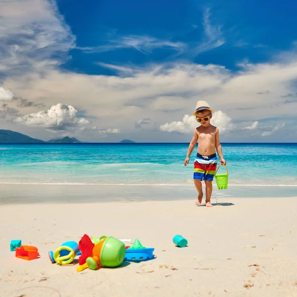 Трехлетний Мальчик Играет Пляжными Игрушками Пляже Летний Семейный Отдых Сейшельских — стоковое фото