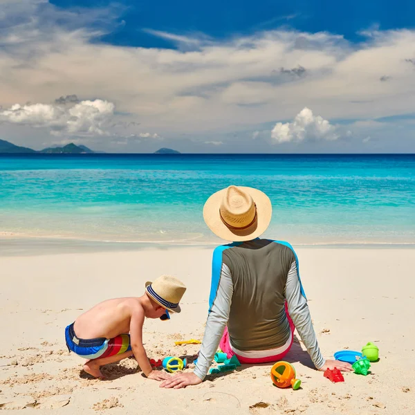 Menino Três Anos Praia Com Pai Férias Família Verão Seychelles — Fotografia de Stock