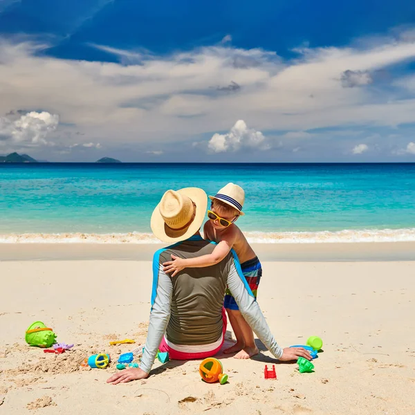 Egy Hároméves Kisfiú Parton Apával Nyaralás Nyaralás Seychelle Szigeteken Mahe — Stock Fotó