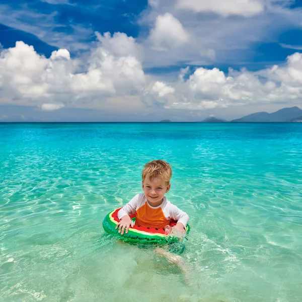 Τριάχρονο Αγοράκι Στην Παραλία Των Σεϋχελλών Κολυμπά Φουσκωτό Δαχτυλίδι — Φωτογραφία Αρχείου