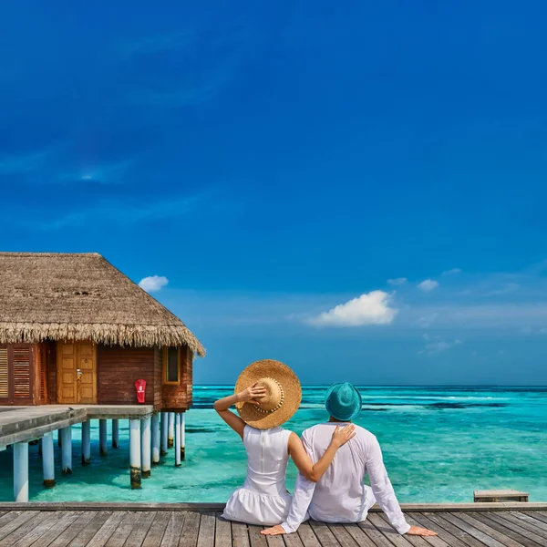 Couple Blanc Sur Une Jetée Plage Tropicale Près Une Villa — Photo