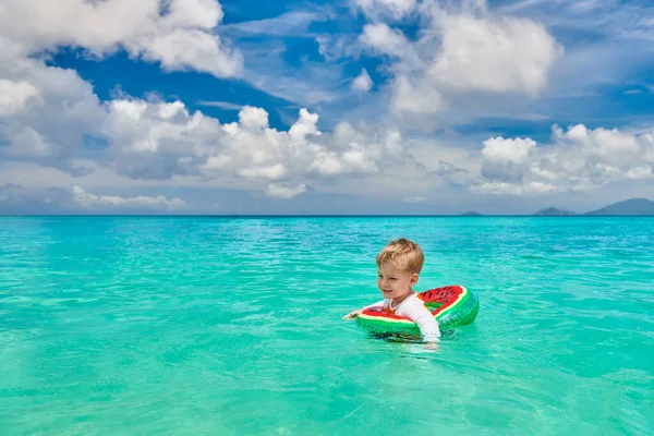 Τριάχρονο Αγοράκι Στην Παραλία Των Σεϋχελλών Κολυμπά Φουσκωτό Δαχτυλίδι — Φωτογραφία Αρχείου