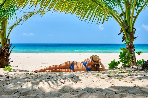 Kobieta Plaży Pod Palmą Cieniem Liści Ciele — Zdjęcie stockowe