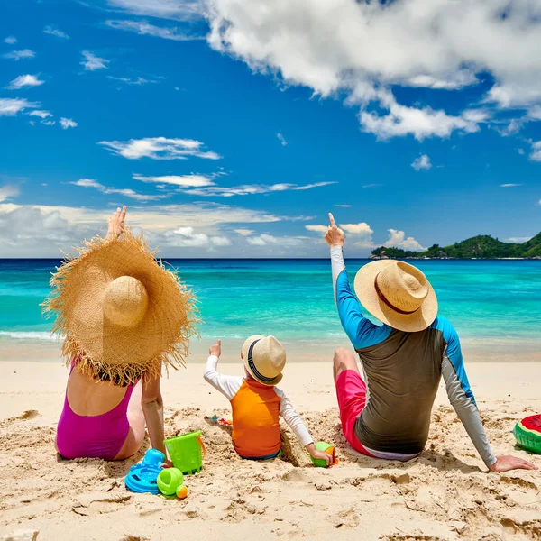 Семья Пляже Молодая Пара Трехлетним Мальчиком Летние Каникулы Сейшельских Островах — стоковое фото