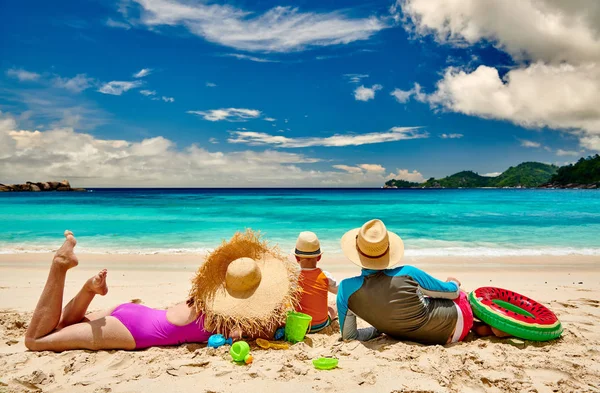 Familie Het Strand Jong Stel Met Drie Jaar Oude Jongen — Stockfoto