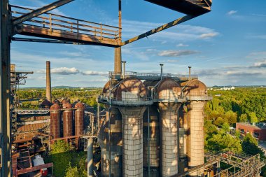 Duisburg, Almanya 'daki sanayi fabrikası. Şehir parkı, dönüm noktası ve turistik eğlence..