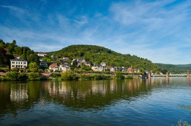 Almanya 'da Neckar nehri üzerinde Heidelberg kasabası 