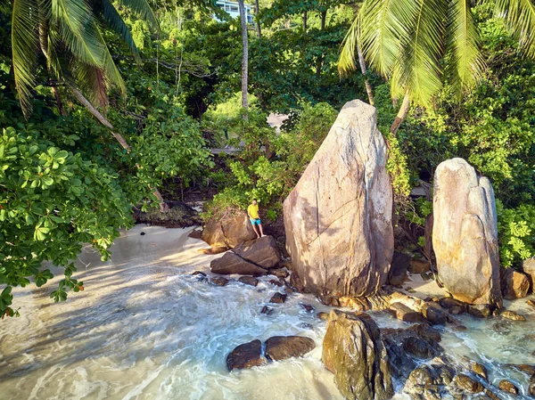 Homme Sur Une Belle Plage Avec Palmier Rochers Vue Aérienne — Photo