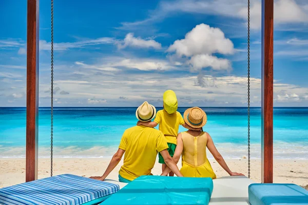 Сім Прекрасному Пляжі Петіт Анс Молода Пара Жовтого Кольору Трирічним — стокове фото