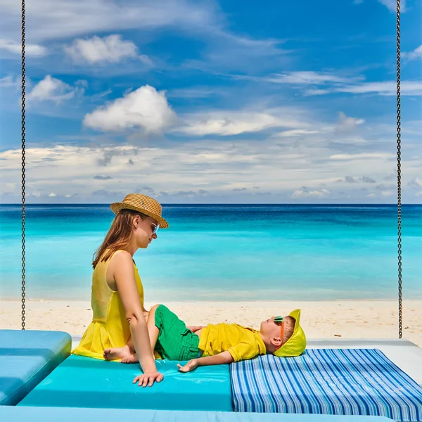 Сім Прекрасному Пляжі Петіт Анс Молода Жінка Жовтим Трирічним Хлопчиком — стокове фото