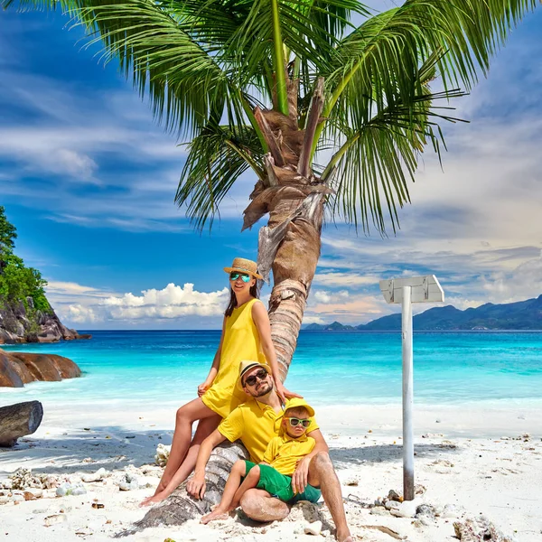 Rodzina Pięknej Plaży Petite Anse Młoda Para Trzyletnim Chłopcem Siedzącym — Zdjęcie stockowe
