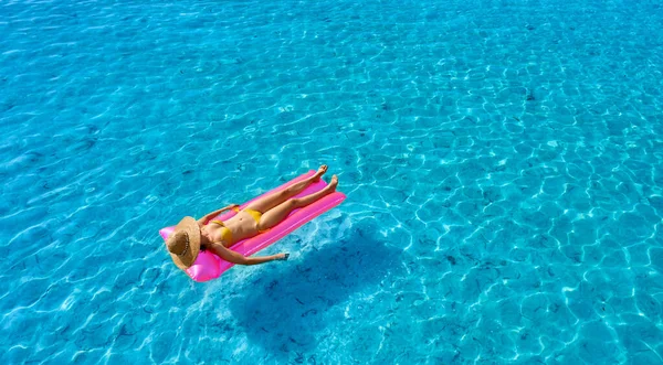 Mujer Relajándose Alfombra Inflable Flotar Playa — Foto de Stock