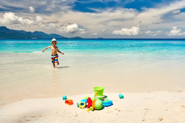 Tříletý Batole Hraje Hračkami Pláži Letní Rodinná Dovolená Seychelách Mahe — Stock fotografie