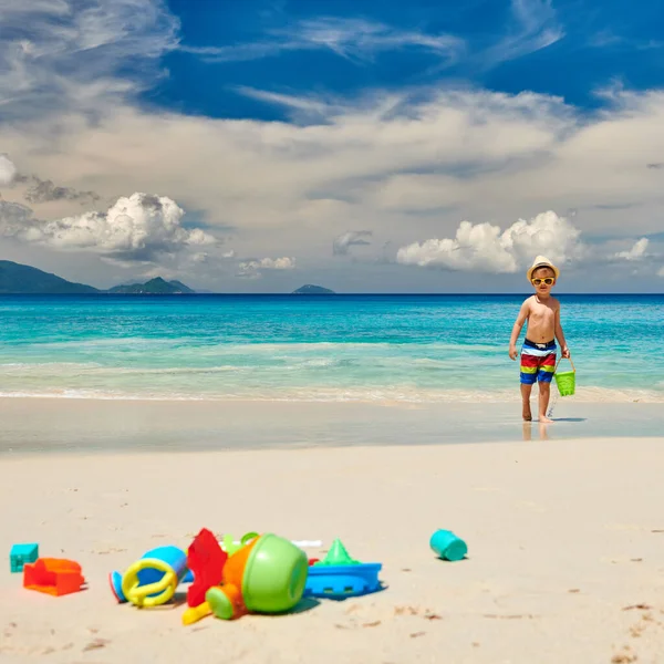 Yaşında Bir Çocuk Sahilde Plaj Oyuncaklarıyla Oynuyor Seyşeller Yaz Tatili — Stok fotoğraf