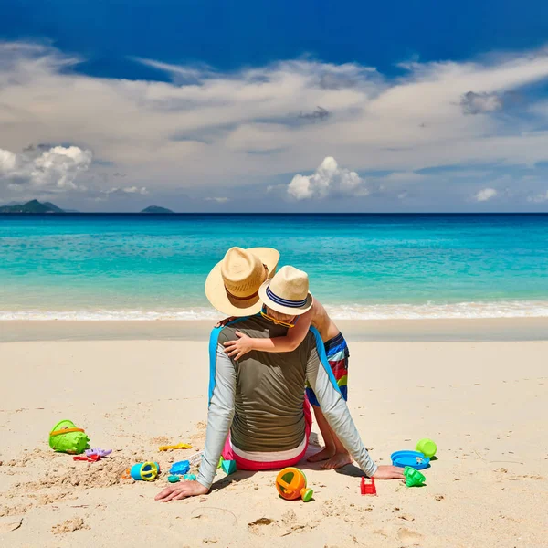 Niño Tres Años Playa Con Padre Vacaciones Familiares Verano Seychelles —  Fotos de Stock