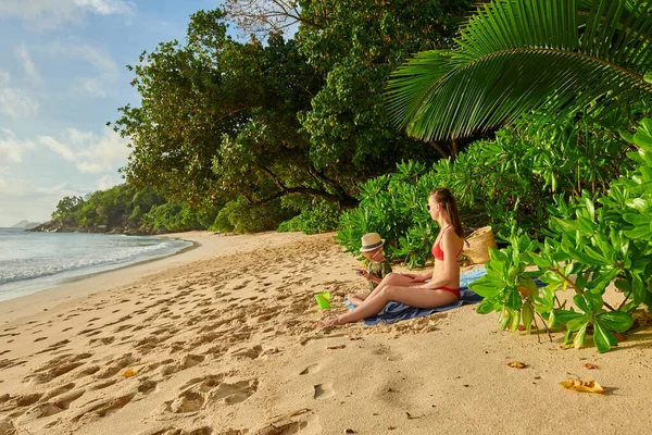 Niño Tres Años Playa Con Madre Vacaciones Familiares Verano Seychelles — Foto de Stock