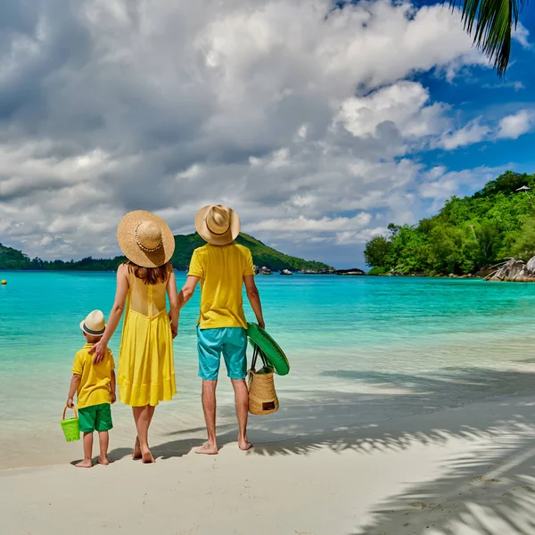 Familia Playa Pareja Joven Amarillo Con Niño Tres Años Vacaciones —  Fotos de Stock