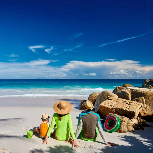 Familia Playa Pareja Joven Con Niño Tres Años Vacaciones Verano — Foto de Stock