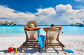 Картина, постер, плакат, фотообои "couple in sun beds on a tropical beach at maldives", артикул 354422918