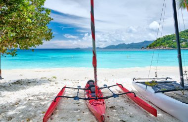 Seyşeller, Mahe 'de katamaranlı güzel Petite Anse plajı