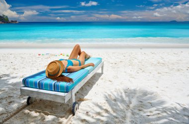 Seyşeller 'deki Petite Anse plajındaki kadın, Mahe