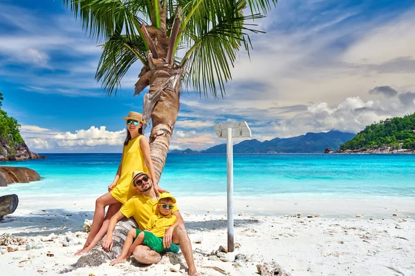 Familj Vackra Petite Anse Stranden Ungt Par Med Tre Gammal — Stockfoto