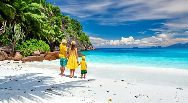 Familia Hermosa Playa Petite Anse Pareja Joven Amarillo Con Niño —  Fotos de Stock