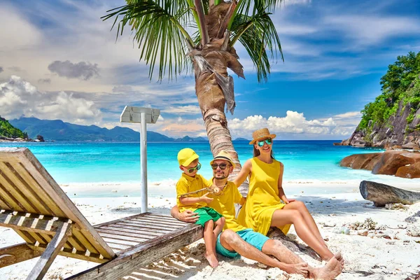 美しいプチアンセビーチで家族 3歳の幼児の少年と若いカップル セーシェルでの夏休み — ストック写真