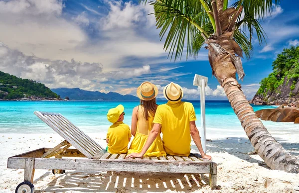 Gezin Prachtig Petite Anse Strand Jong Stel Met Drie Jaar — Stockfoto