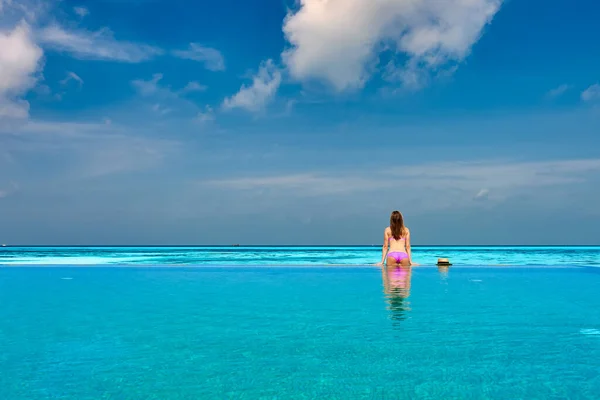 Mujer Relajante Piscina Infinita Maldivas — Foto de Stock