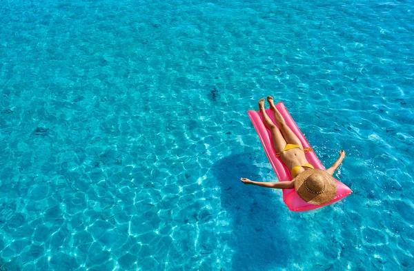 Donna Rilassante Sul Materassino Gonfiabile Galleggiante Spiaggia — Foto Stock