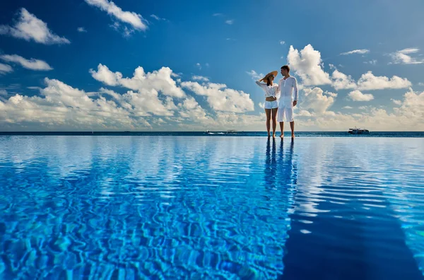 Casal Piscina Infinita Junto Piscina Contra Céu — Fotografia de Stock